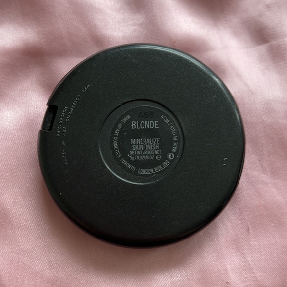 LE MAC Cosmetics Mineralize Skinfinish in BLONDIE / EUC - Picture 2 of 4